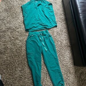 FIGS scrub top & bottom set. Oversized Rafaela top & high waisted Zamora pants